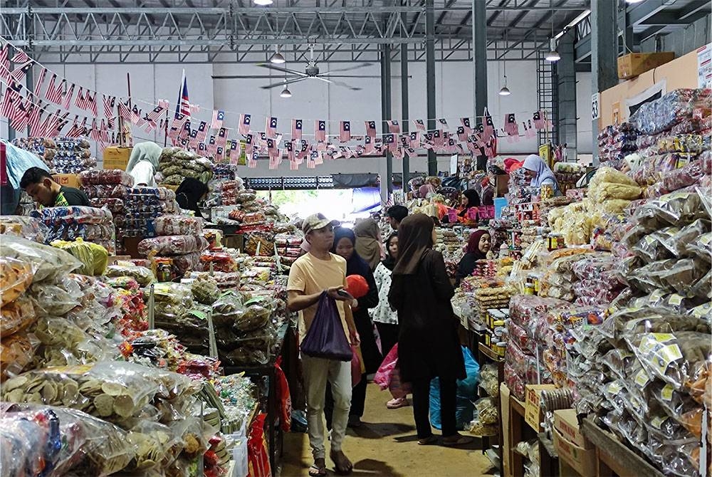 Orang ramai memenjhi Pasar Besar Kedai Payang untuk mendapatkan pelbagai barangan dari Terengganu.