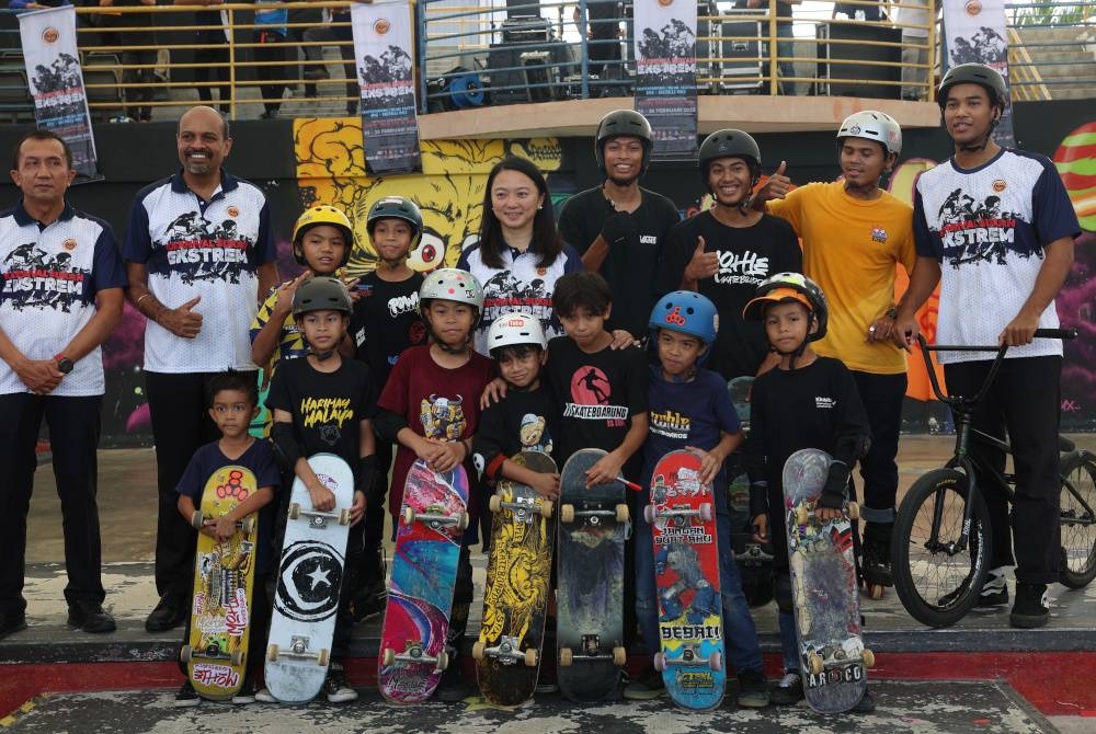 Hannah (lima dari kiri) bergambar bersama barisan peserta selepas merasmikan Karnival Sukan Ekstrem Kebangsaan di Kompleks Rakan Muda Bukit Kiara, Kuala Lumpur baru-baru ini. - Foto Bernama