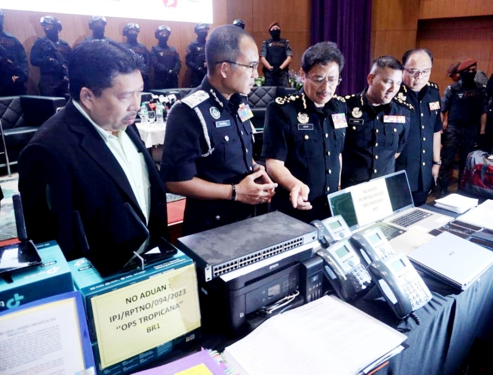 Azam Baki (tengah) menunjukkan antara barang yang dirampas menerusi Op Tropicana di Lembah Klang pada 21 Februari lalu.