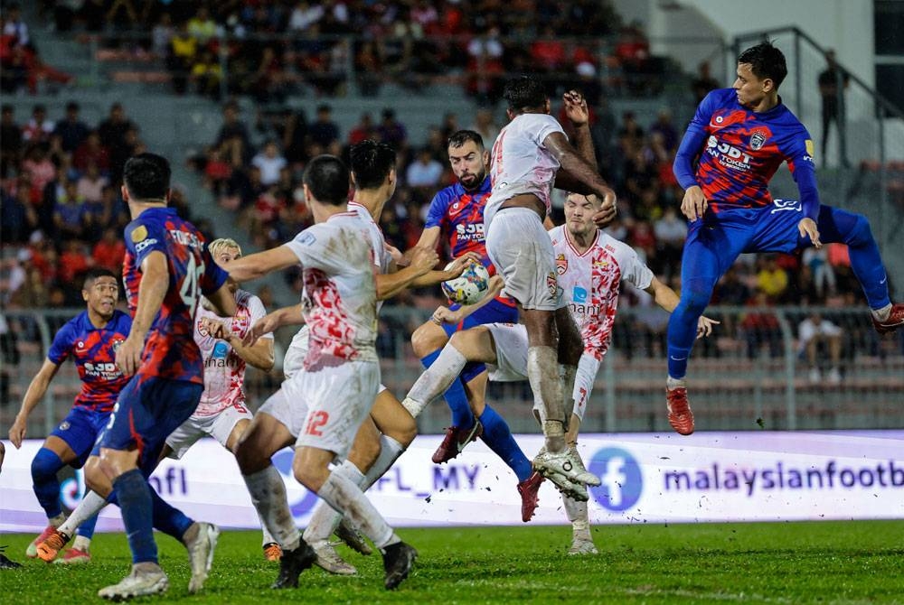 Antara aksi menarik perlawanan JDT menentang KL City dalam perlawanan Liga Super di Stadium Bola Sepak Kuala Lumpur pada Rabu.