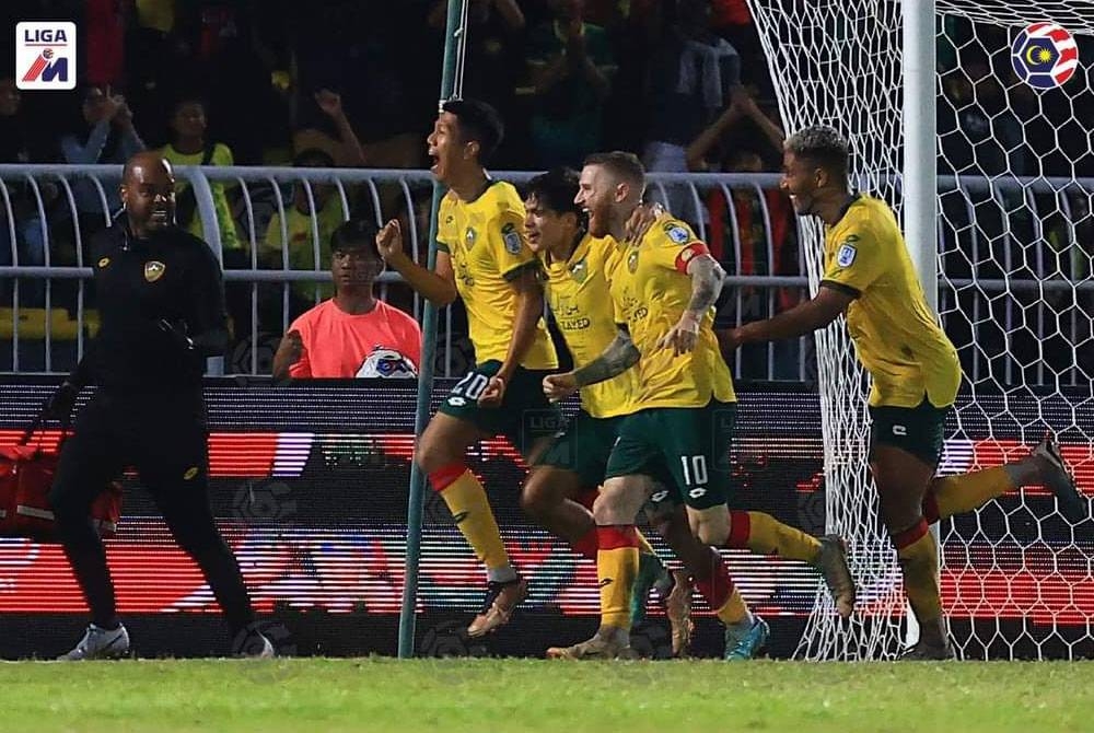 Fazrul Danel (kiri) menjaringkan gol tunggal KDA FC pada penghujung perlawanan untuk menewaskan Terengganu FC 1-0 di Alor Setar pada malam Rabu. - Foto Malaysian Football League