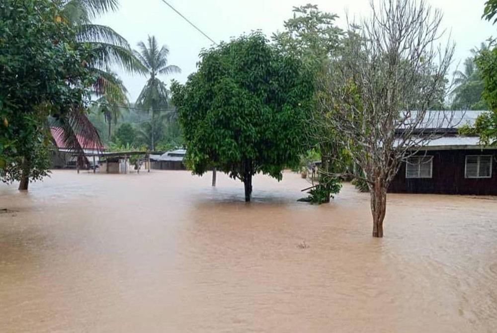 Keadaan banjir yang melanda Bandar Segamat awal pagi tadi. - Foto Bernama