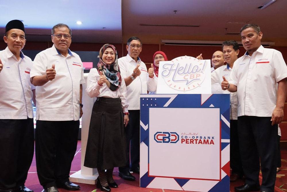 Pelancaran Hello CBP dilancarkan disempurnakan oleh Pengerusi CBP, Datuk Baharom Embi (empat dari kiri) pada Rabu.