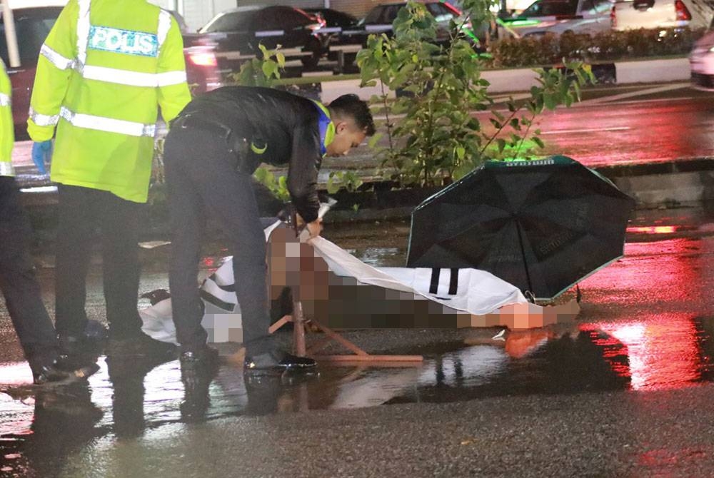 Mangsa yang maut dipercayai ditikam menggunakan objek tajam dalam kejadian di Hadapan Medan Selera Cina Pekan Lukut, di sini pada Rabu.