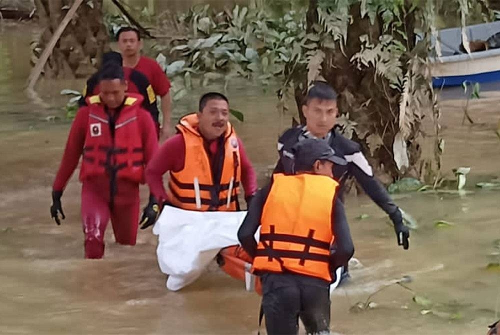 Anggota bomba membantu membawa naik mayat mangsa sebelum diserahkan kepada pihak polis untuk tindakan lanjut.