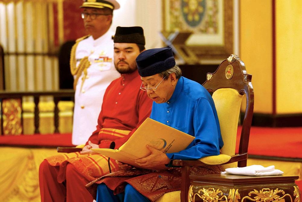 Sultan Sharafuddin (kanan) menyampaikan titah ucapan pada Istiadat Pengurniaan Tauliah Pelantikan Nazir dan Imam Masjid-Masjid di Negeri Selangor Sesi 2023 - 2025 di Istana Alam Shah. -Foto Bernama