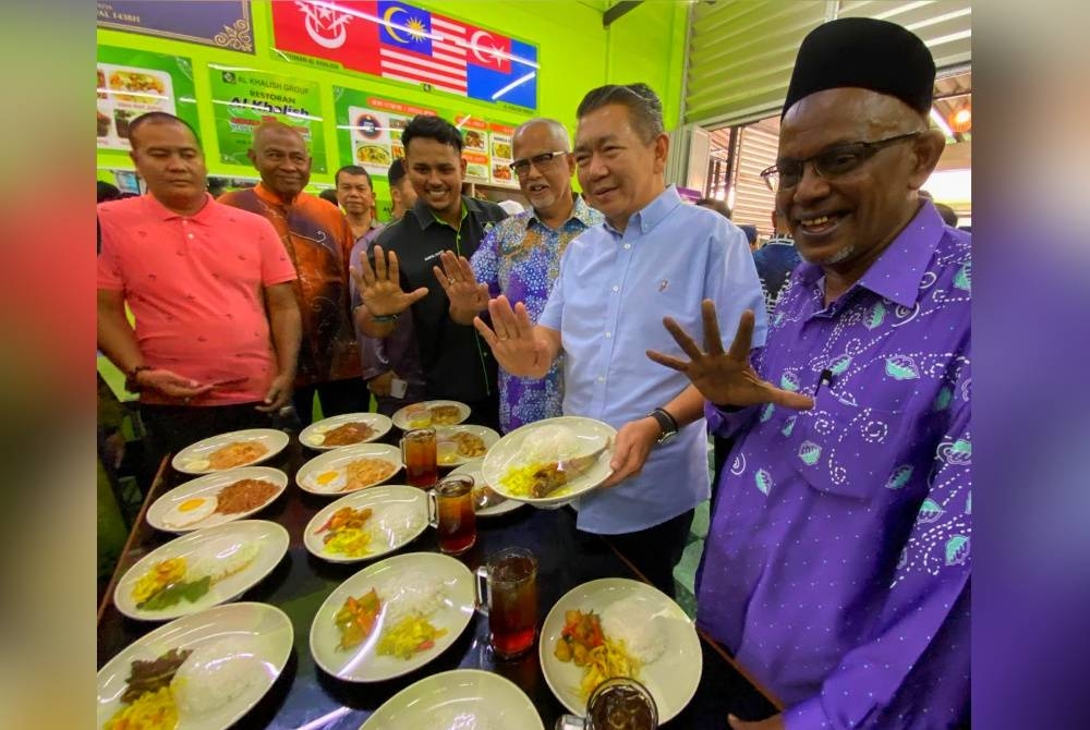 Salahuddin (dua dari kanan) merasmikan Majlis Pelancaran Menu Rahmah Peringkat Kelantan di Restoran Al Khalish, Pasir Tumboh, Kota Bharu pada Khamis.