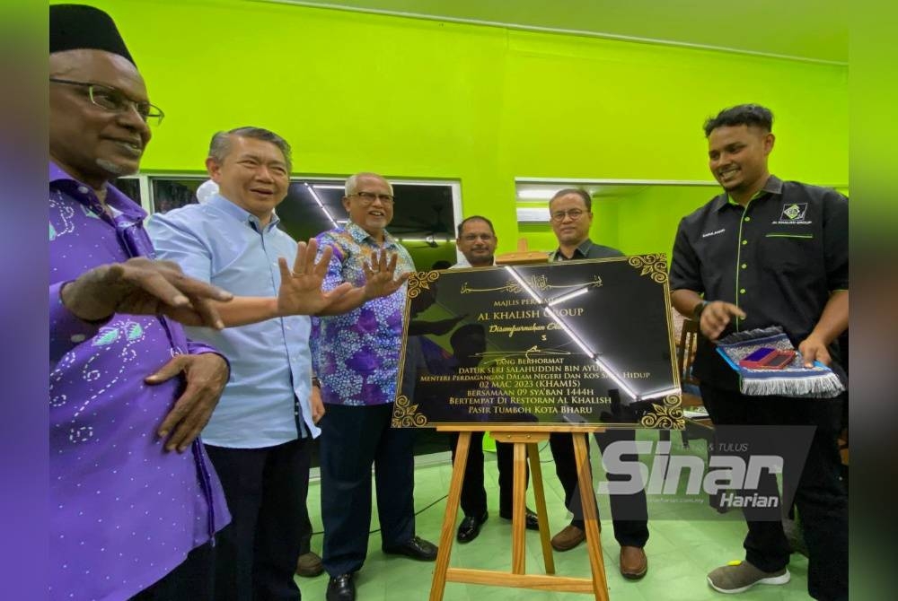 Salahuddin (dua, kiri) semasa merasmikan Majlis Pelancaran Menu Rahmah Peringkat Kelantan di Restoran Al Khalish, Pasir Tumboh, Kota Bharu pada Khamis.