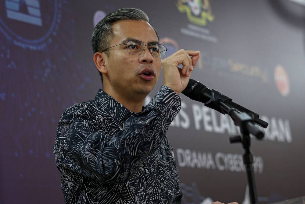 Menteri Komunikasi dan Digital Fahmi Fadzil menyampaikan ucapan pada majlis pelancaran Drama Cyber999 sempena sambutan Hari Keselamatan Internet 2023 di Angkasapuri. - Foto Bernama