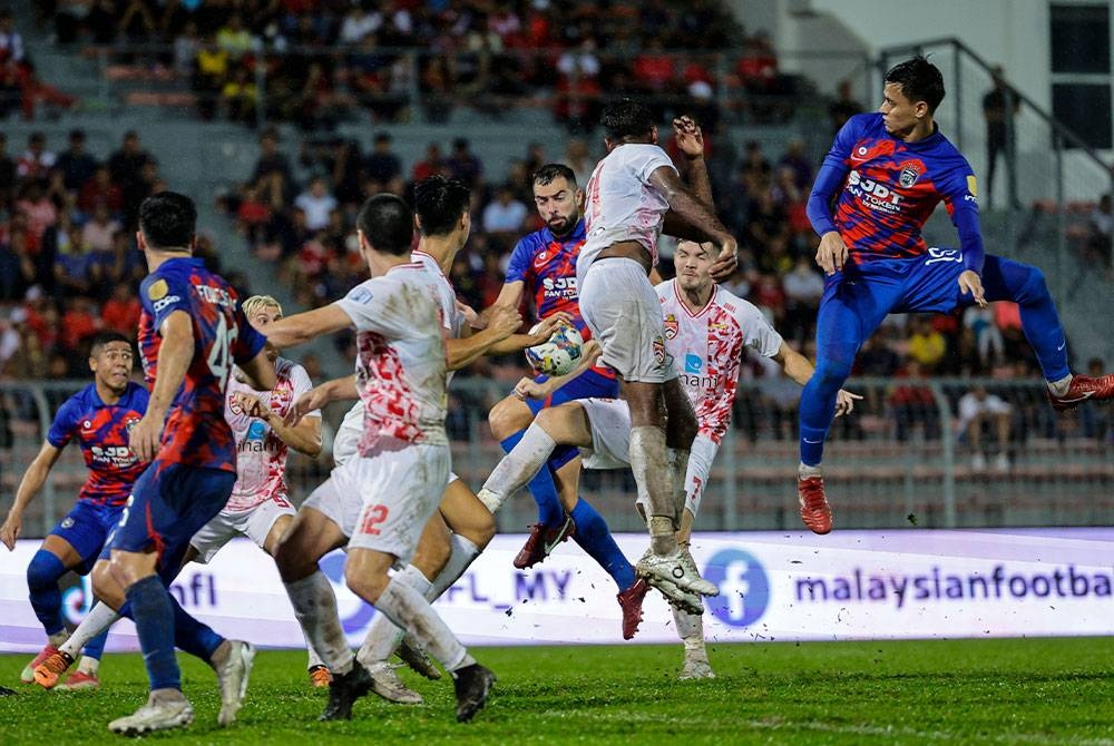 Aksi para pemain JDT cuba membolosi gawang pertahanan KL City ketika perlawanan Liga Super, di Stadium Bola Sepak Kuala Lumpur pada Rabu. - Foto Bernama