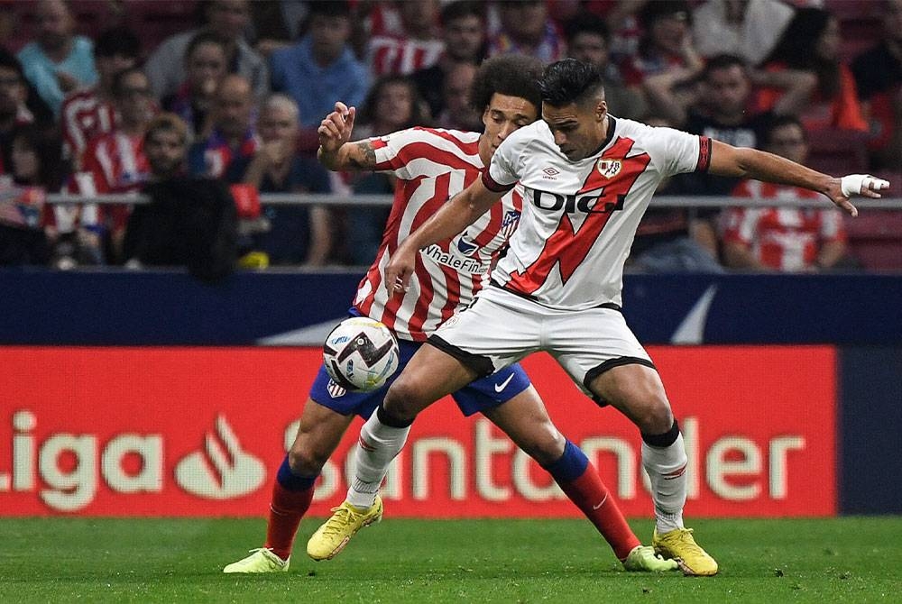 Falcao bersaing dengan pemain tengah Atletico Madrid, Axel Witsel semasa perlawanan La Liga di Stadium Wanda Metropolitano, Madrid pada 18 Oktober 2022. - Foto AFP