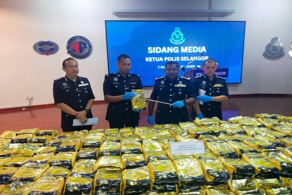 Hussein (dua dari kanan) menunjukkan rampasan dadah jenis Methamphetamine seberat kira-kira 451 kilogram daripada dua suspek semasa tangkapan di Rawang pada Selasa.