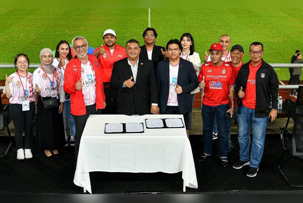 Dari kiri, Khalid, Azman, Pengurus Besar KL City FC, Stanley Bernard; Penasihat Kumpulan Rinani Group, Datuk Seri Noor Azerai Ahmad dan Azri selepas majlis menandatangani perjanjian penjualan saham tersebut di Stadium Bola Sepak Kuala Lumpur pada Khamis.