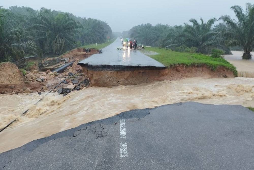 Tanah runtuh di daerah Segamat. - Foto JKR Segamat