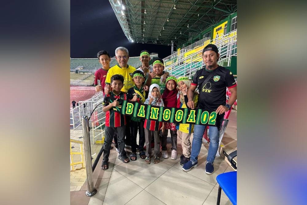 Mohd Daud (dua dari kiri) bergambar bersama penyokong Sang Kenari selepas aksi kedua Liga Super 2023 di Stadium Darul Aman pada malam Rabu. - Foto FB MOHD DAUD BAKAR