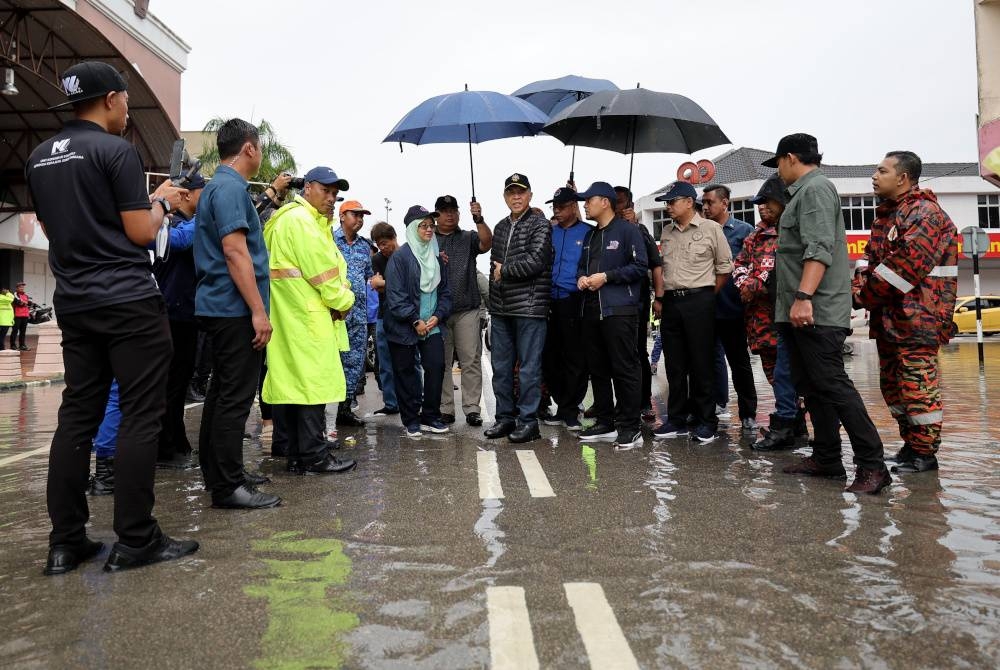 Timbalan Perdana Menteri Datuk Seri Dr Ahmad Zahid Hamidi ketika melawat kawasan yang ditenggelami air akibat banjir di Bandar Kota Tinggi. - Foto Bernama