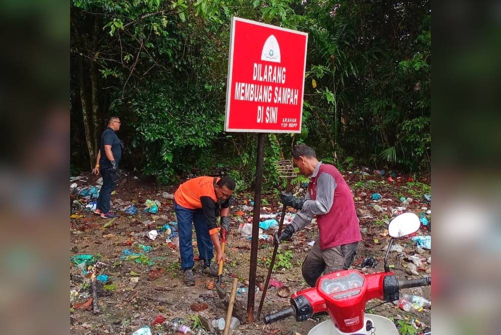 MDPP memasang papan tanda sebagai peringatan di tapak pembuangan sampah haram di Jalan Yaakob Samba, Wakaf Lanas, Pasir Puteh pada Khamis.