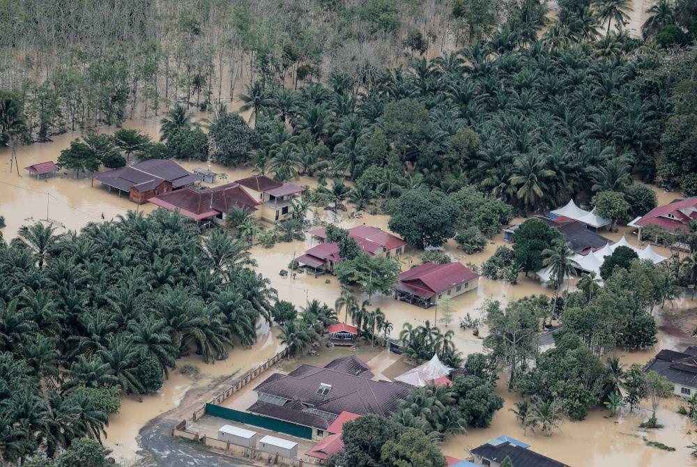 Tinjauan dari udara melalui helikopter JBPM di sekitar Segamat mendapati beberapa kawasan perumahan dan laluan masih lagi terjejas akibat ditenggelami air. - Foto Bernama