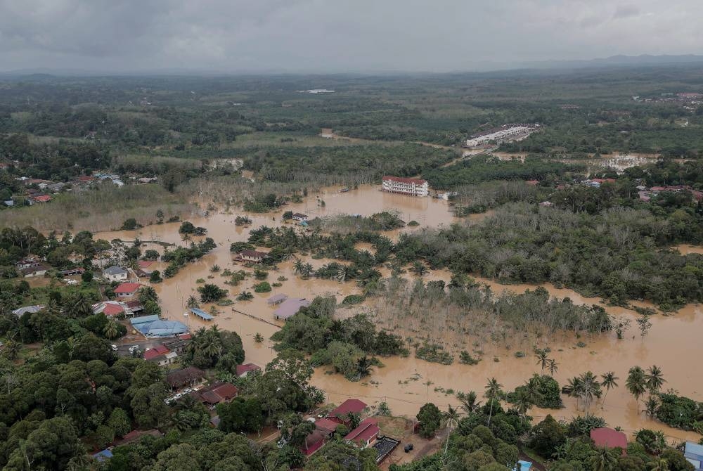 Tinjauan dari udara melalui helikopter JBPM di sekitar Segamat mendapati beberapa kawasan perumahan dan laluan masih lagi terjejas akibat ditenggelami air. - Foto Bernama.