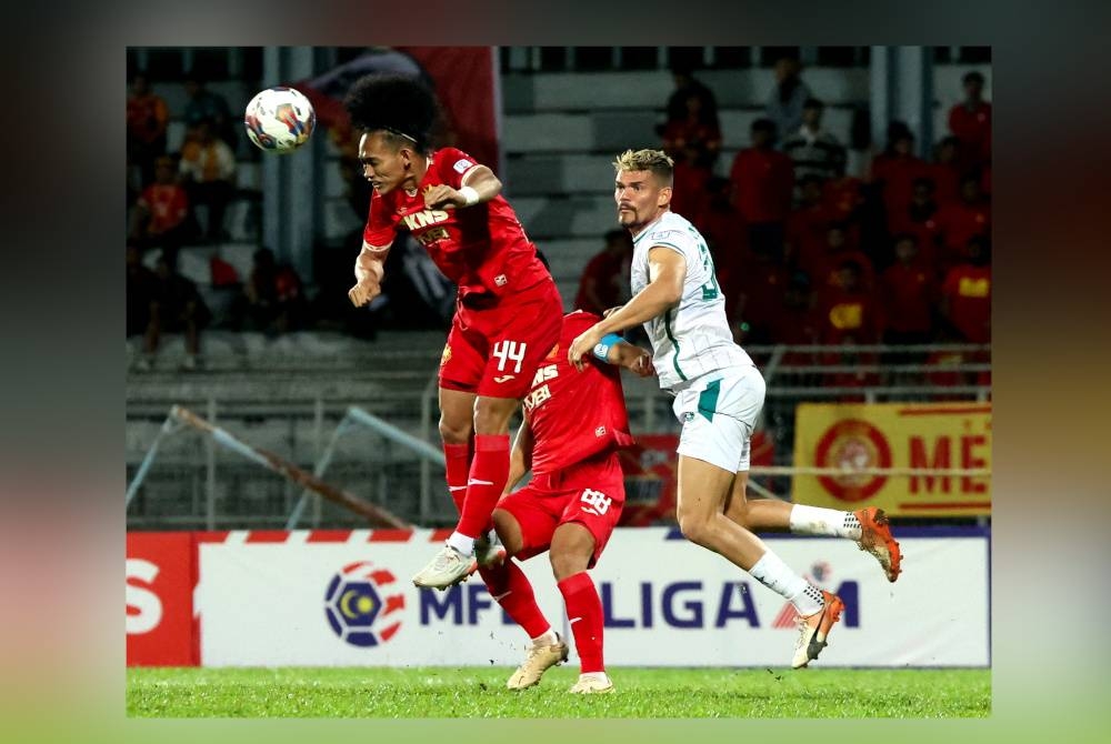 Pemain pertahanan Selangor FC Sharul Nazeem Zulpakar menanduk bola daripada terlepas ke pasukan lawan pada saingan Liga Super di Stadium Negeri. - Foto Bernama