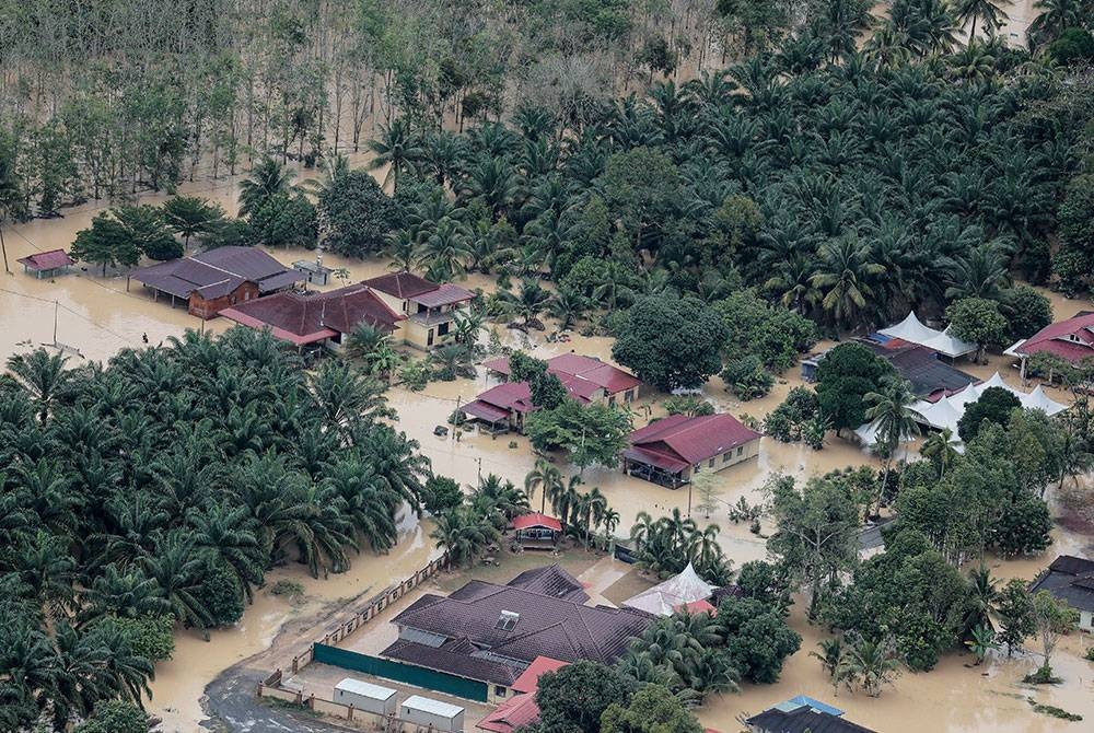 Tinjauan dari udara melalui helikopter Jabatan Bomba dan Penyelamat Malaysia di sekitar Segamat, Johor mendapati beberapa kawasan perumahan dan laluan masih lagi ditenggelami air. Foto: Bernama