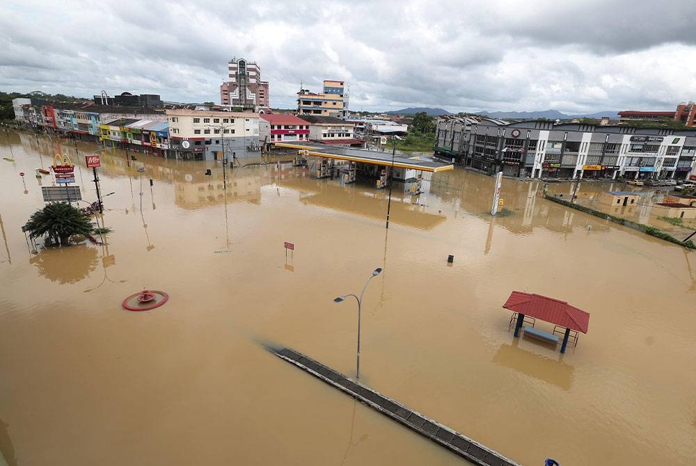 Keadaan Bandar Kota Tinggi ditenggelami air akibat limpahan air Sungai Johor.