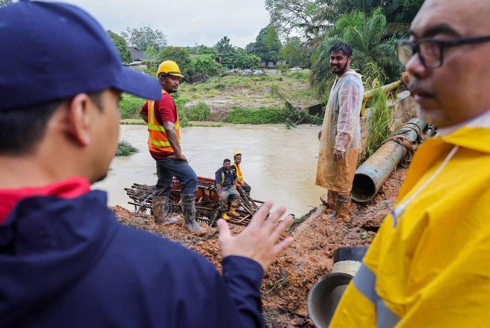 Onn Hafiz (kiri) turun ke lokasi untuk mendengar taklimat daripada Ranhill SAJ pada Jumaat mengenai isu tersebut. - Foto FB Onn Hafiz