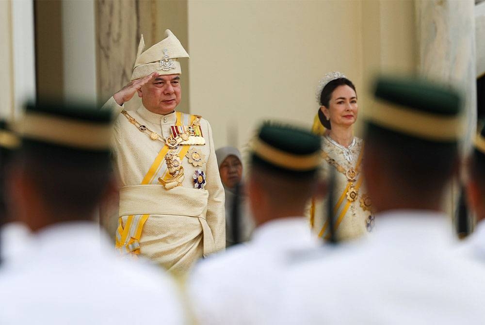 Sultan Nazrin bersama Tuanku Zara berkenan berangkat ke Istiadat Kawalan Kerhormatan di Istana Iskandariah pada Sabtu. - Foto Bernama