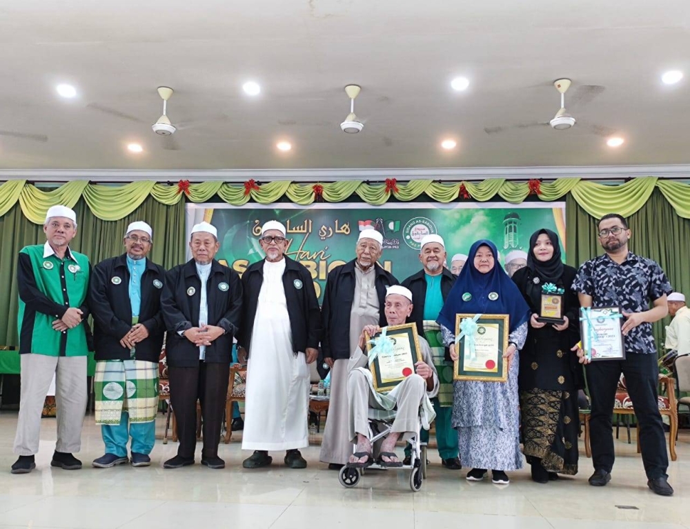 Abdul Hadi (empat dari kiri) bersama penerima Anugerah Tokoh sempena Hari As-Sabiqun yang diadakan di Dewan Tok Guru, Rusila pada Sabtu.