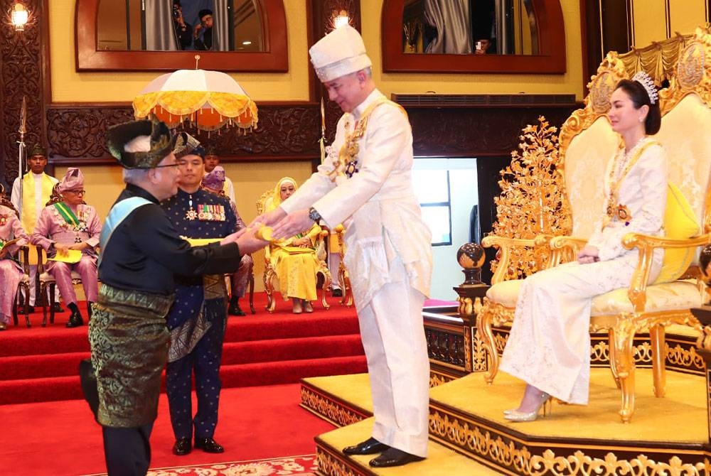 Sultan Nazrin berkenan menganugerahkan Darjah Datuk Paduka Mahkota Perak (DPMP) kepada Hussamuddin di Istana Iskandariah, Kuala Kangsar pada Sabtu.