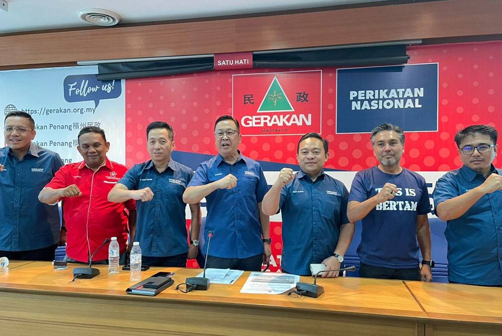 Afif (kiri) mengadakan sidang akhbar di Ibupejabat Gerakan Pulau Pinang pada Sabtu.