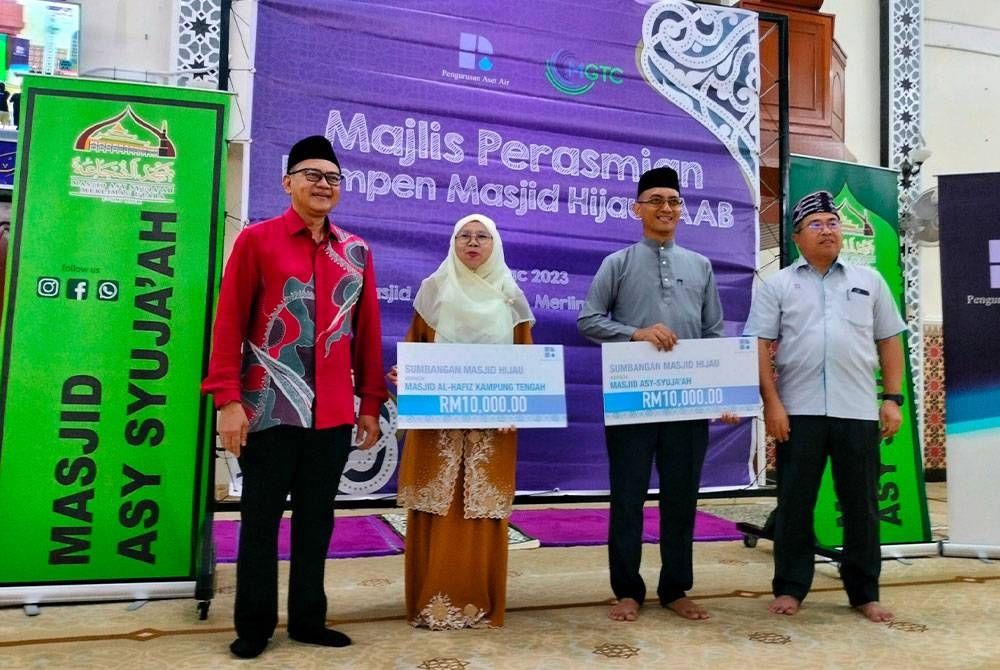 Shamsul Bahar (kiri) dan Abdul Hadi (kanan) bersama dua wakil masjid yang menerima peruntukan RM10,000 ketika Kempen Masjid Hijau Pengurusan Aset Air Berhad di Masjid Asy Syuja&#039;ah Merlimau pada Sabtu.