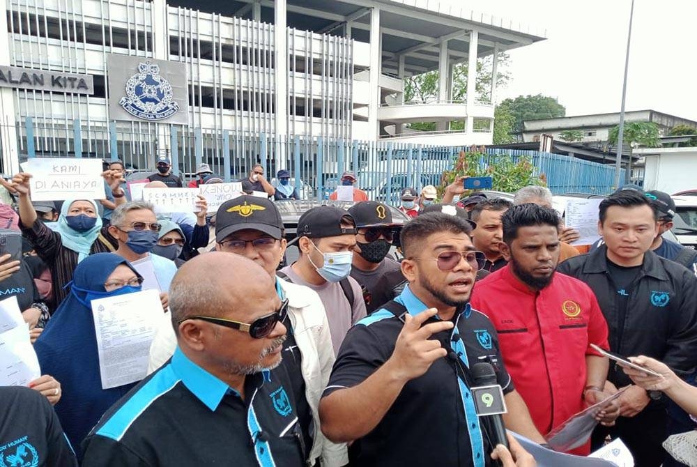 Hishamuddin (tiga dari kanan) ketika sidang akhbar di perkarangan IPD Sentul pada Sabtu.