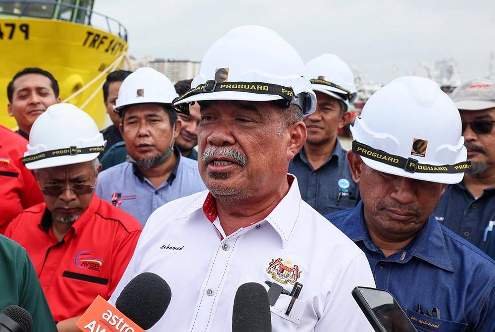 Mohamad Sabu pada sidang akhbar ketika melakukan lawatan kerja Projek Pembinaan Kapal Penangkapan Ikan Moden (C2) Milik Syarikat Amir Vision Sdn Bhd di MSET Shipbuilding Corporation Sdn Bhd, Pulau Duyong pada Sabtu. - Foto: Bernama