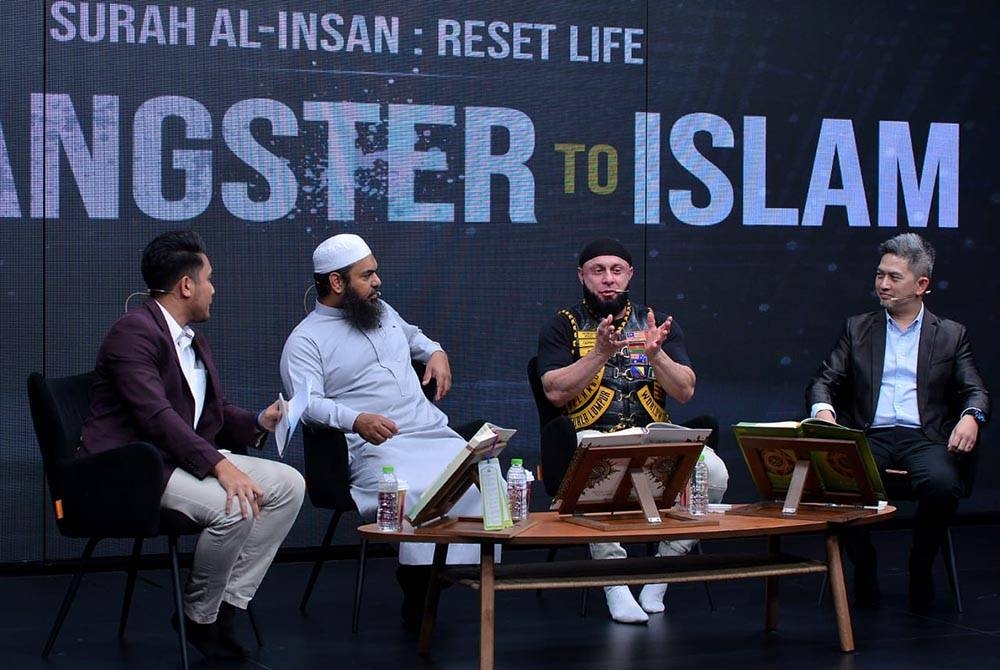 Program Surah Al-Insan: Reset Life [From Gangster to Islam] menampilkan (dari kiri) hos, Jalal Zaiki, Shaykh Uthman Farooq, Imran Salaam dan Ooi Chooi Beng yang berlangsung di Studio My #QuranTime pada Sabtu. - Foto SINAR HARIAN / MOHD HALIM ABDUL WAHID