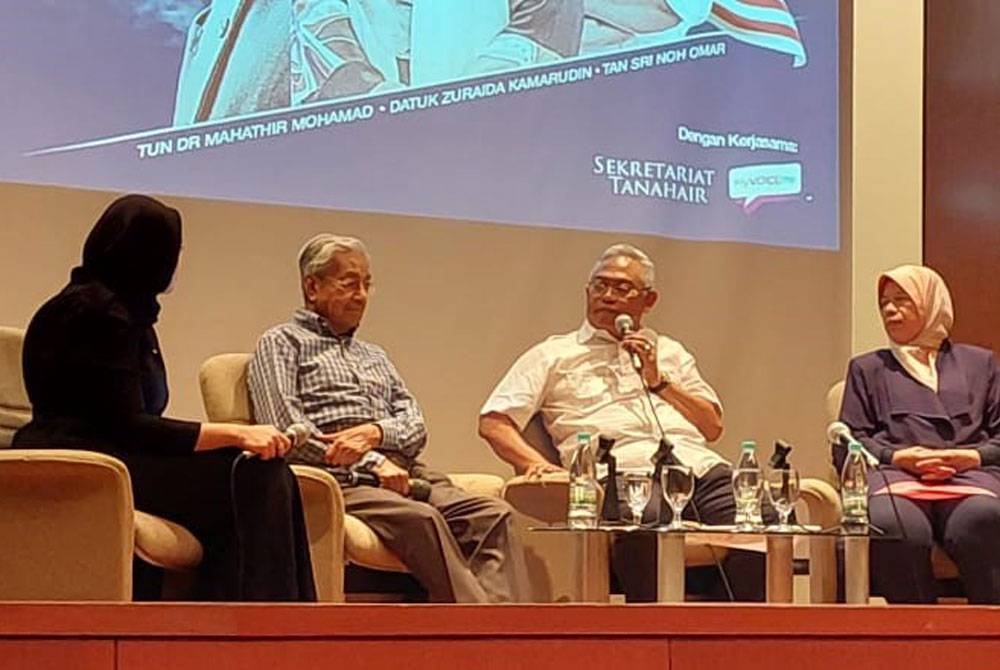 Noh (dua dari kanan) pada program Bersama Tun M: Dialog Sepentas Perjuangan Yang Hilang? yang diadakan di Mini Townhall, Yayasan Kepimpinan Perdana, Putrajaya pada Sabtu.