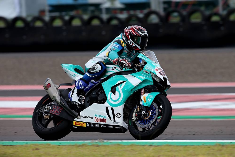 Hafizh Syahrin menduduki tempat ke-16 daripada 20 pelumba pada Perlumbaan Satu Pusingan 2 WSBK, Indonesia di Litar Antarabangsa Pertamina Mandalika pada Sabtu. -Foto: Bernama