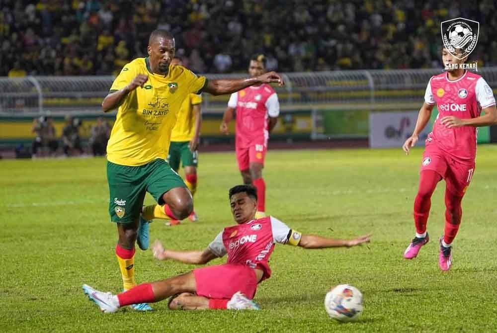 Pemain KDA FC, Baloteli (kiri) dikawal ketat pemain PDRM FC di Stadium Darul Aman pada malam Sabtu. - Foto: KDA FC