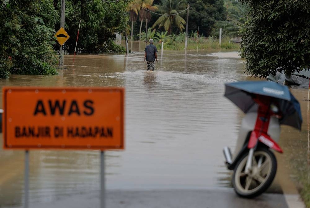 Keadaan beberapa Jalan Utama yang ditenggelami air terputus hubungan selepas banjir melanda beberapa kampung di Jalan Kuala Paya- Balai Badang ketika tinjauan pada Sabtu. - Foto Bernama