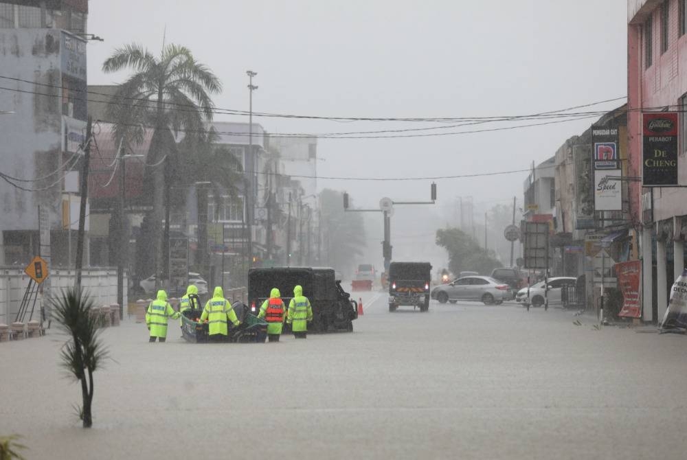 Anggota polis melakukan pemantauan di bandar Kota Tinggi yang terjejas teruk akibat banjir hingga mengakibatkan kawasan berkenaan lumpuh.