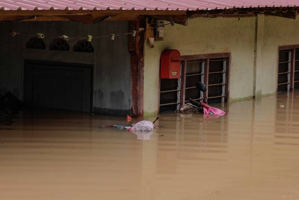 Keadaan beberapa rumah penduduk yang ditenggelami air selepas banjir melanda beberapa kampung di Jalan Kuala Paya- Balai Badang ketika tinjauan, pada Sabtu. - Foto Bernama