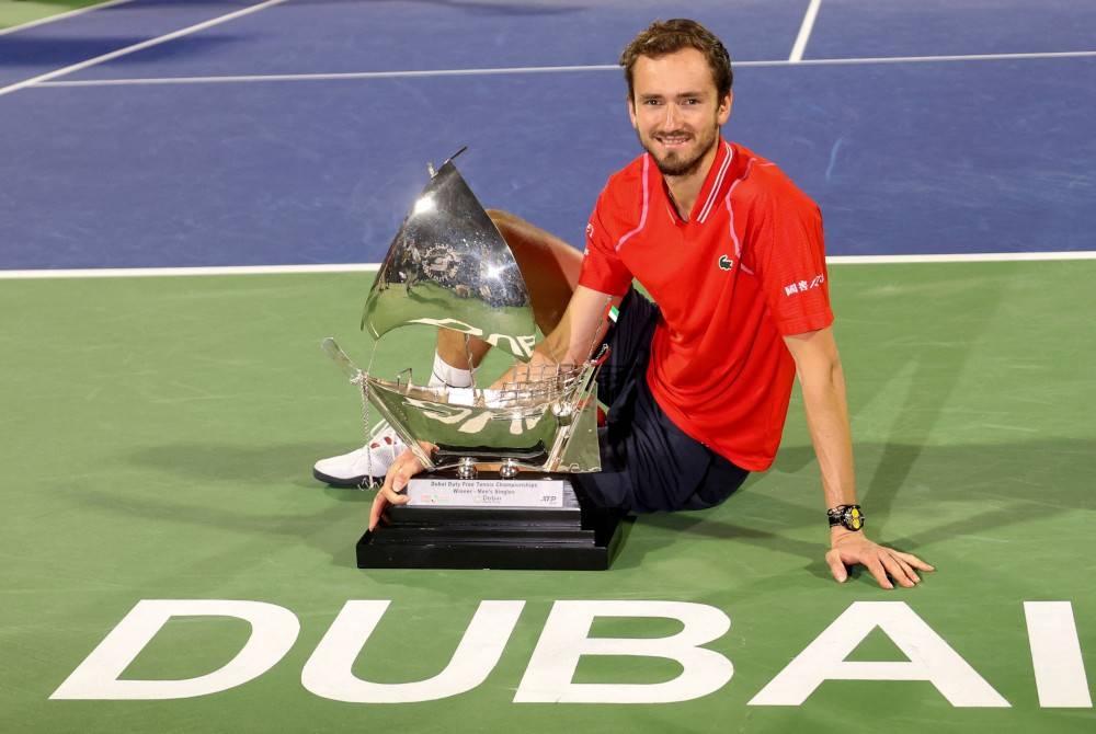 Medvedev mengungguli final ATP Dubai awal pagi Ahad. - Foto AFP
poses with his trophy after winning against Andrey Rublev (not pictured) during the ATP Dubai Duty Free Tennis Championship final match in Dubai, on March 4, 2023. (Photo by Karim SAHIB / AFP)