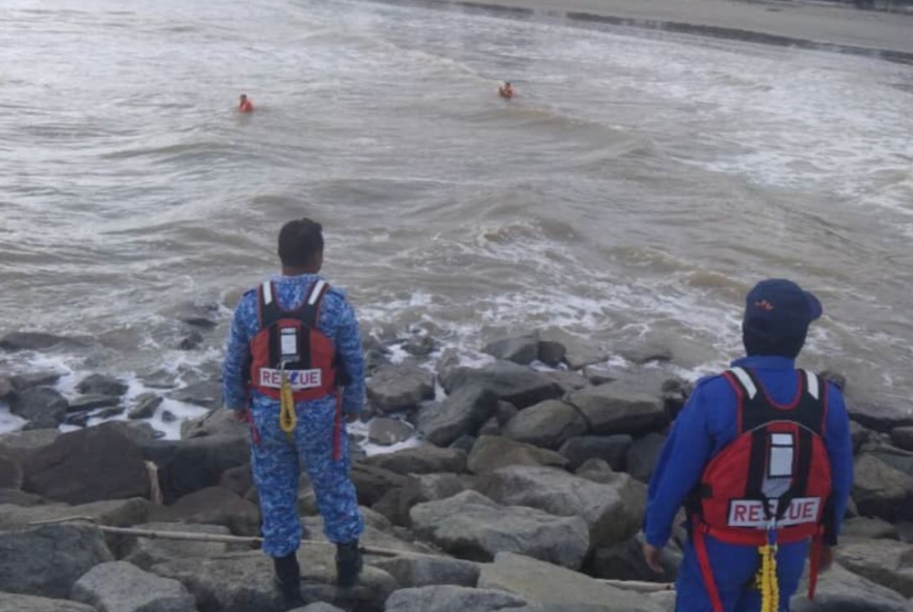 Operasi mencari dan menyelamat sedang giat dijalankan bagi mengesan mangsa. - Foto ihsan APM