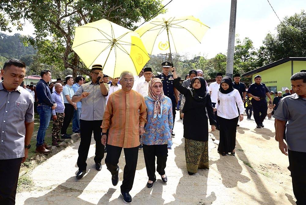 Al-Sultan Abdullah dan Tunku Azizah berkenan berangkat ke Kampung Orang Asli (KOA) Kuala Boh, Cameron Highlands pada Ahad. - Foto Bernama