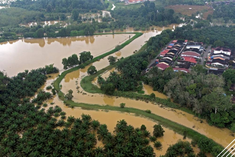 Jumlah mangsa banjir berada pada angka 50,791 orang setakat jam 2 petang ini. - Foto Bernama