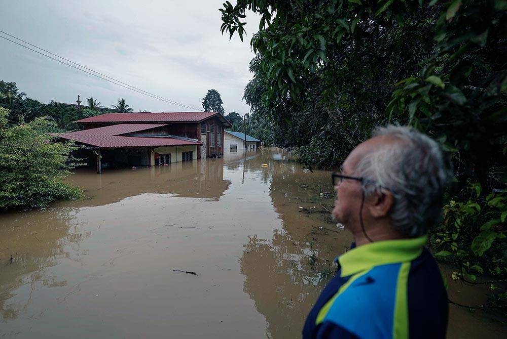 Keadaan beberapa buah rumah penduduk yang ditenggelami air selepas banjir melanda beberapa kampung di Jalan Kuala Paya- Balai Badang.- Foto Bernama.