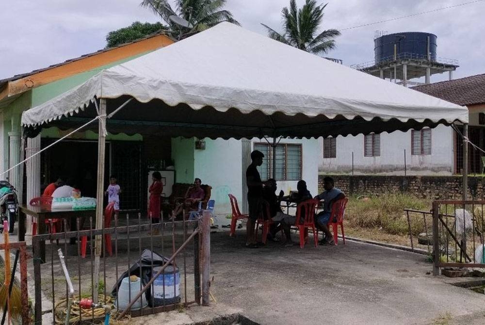 Suasana kediaman Chantren ketika menunggu pihak penjara datang mengambil mayat berkenaan.