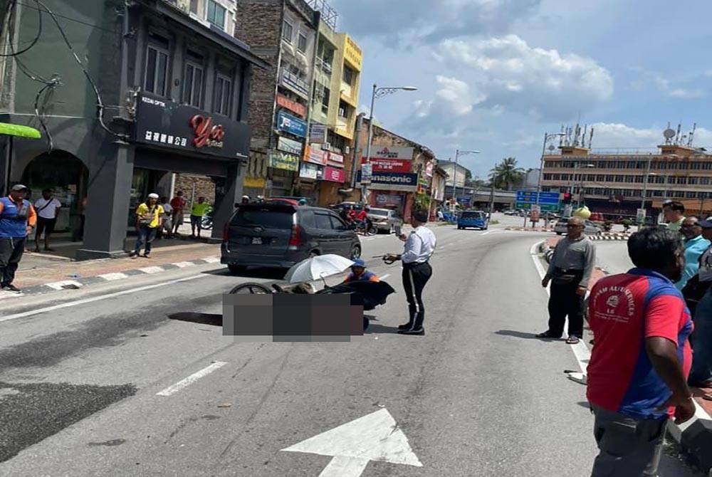 Yong yang menunggang motosikal maut selepas terlibat kemalangan membabitkan sebuah kereta di Bidor pada Ahad. - Foto ihsan pembaca