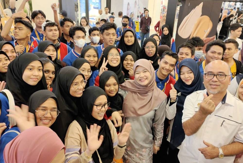 Fadhlina dikerumuni pelajar sekolah selepas menyempurnakan majlis pelancaran program &#039;Gerakan Massa&#039; #terimakasihcikgu peringkat kebangsaan tahun 2023 di sebuah pusat membeli-belah di Kuantan pada Ahad.