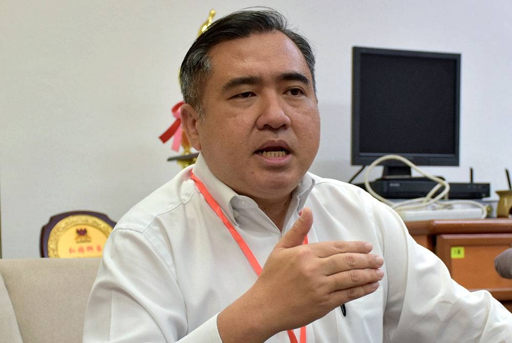 Menteri Pengangkutan yang juga Setiausaha Agung DAP Kebangsaan Anthony Loke Siew Fook becakap pada sidang akhbar selepas merasmikan Konvensyen Tahunan DAP Melaka 2022 di sini hari ini. - Foto Bernama